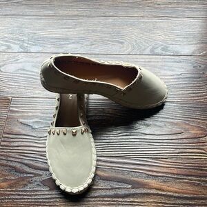 Le Chateau Cream With Gold Accents Slip Ons Size 8🥰🥰